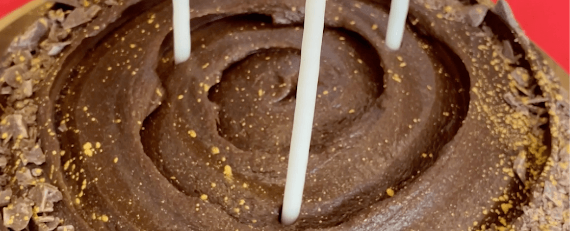 DEMİR DÖKÜM TENCEREDE ÇİKOLATALI PASTA 