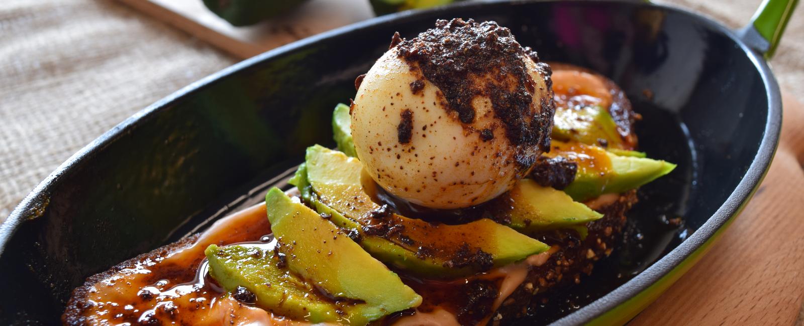 SİLVER DEMİR DÖKÜM OVAL TAVADA AVOKADO TOST 